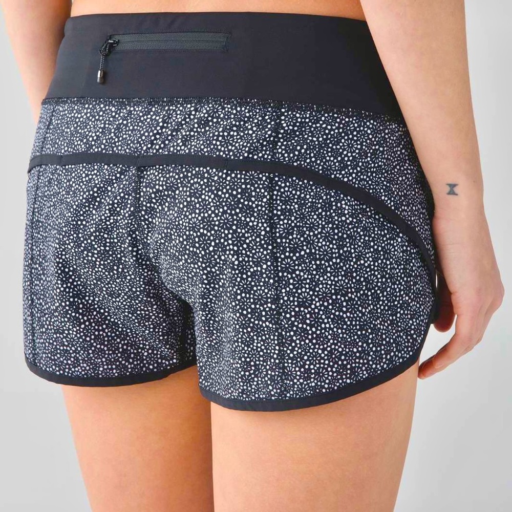 lululemon Speed Short Size 4 in Freckle Flower Black White NWT - Picture 1 of 6